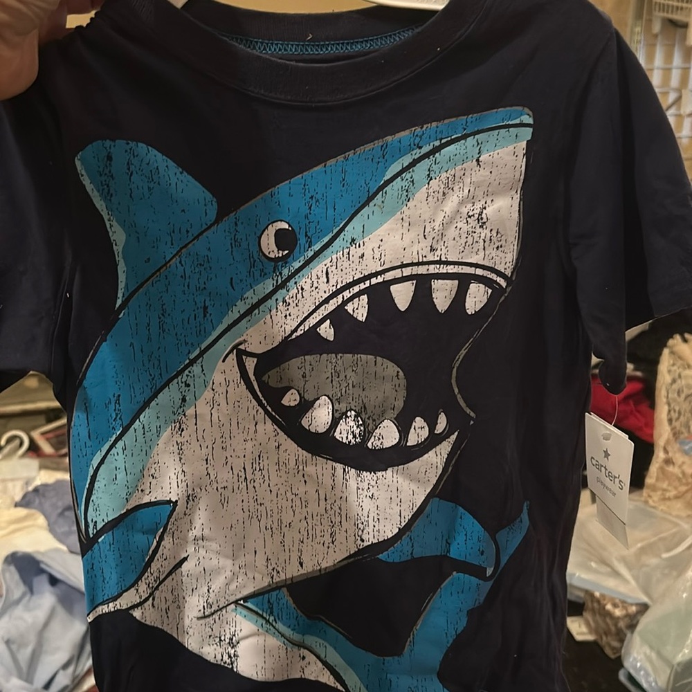 NWT Sz 7  shark t shirt by carters